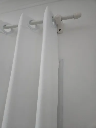 2 cortinas brancas voil com varão completos