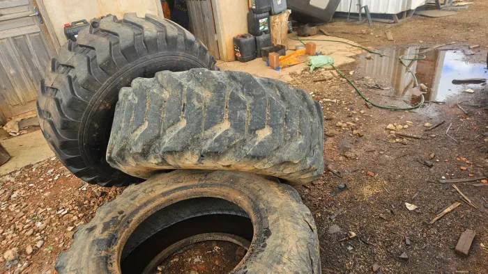 Pneus pa carregadeira 200 reais cada um!