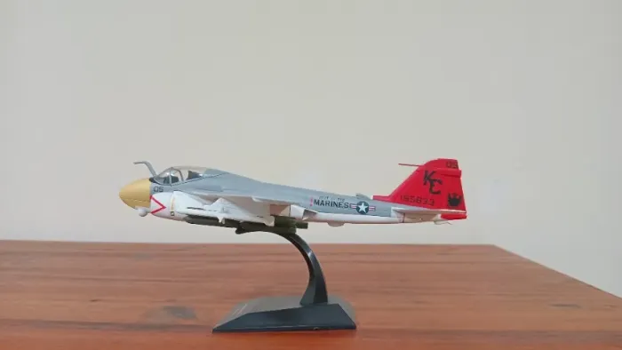 AVIÃO DE COMBATE  A-6  escala 1/72