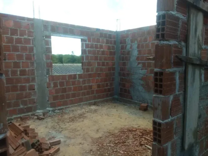 Vendo casa ou troco em carro - estrutura pronta e espaço amplo