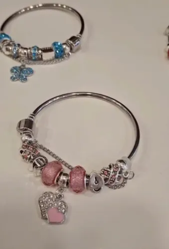 Linda pulseira com berloques e pingente de coração. Um acessório perfeito para complementa
