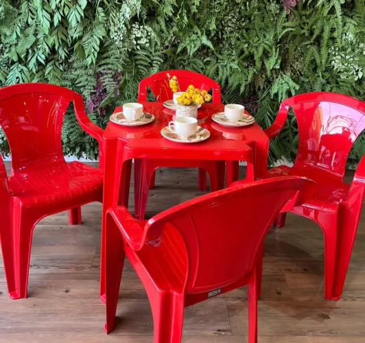 Jogo de mesa e cadeiras plástica cor vermelha! Capacidade182 Kg