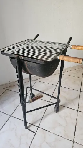Churrasqueira com grelha e rodinha