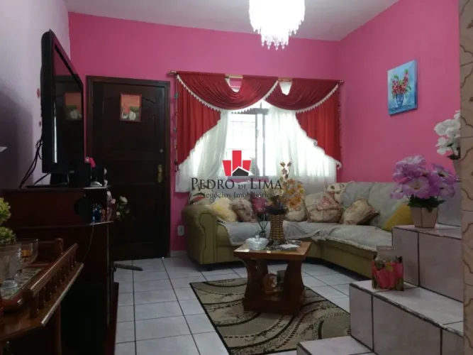 Sobrado frontal á venda conta com 3 quartos (1 com closet) e 2 Vagas de garagem, na Vila M