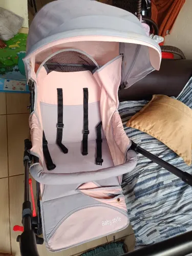 Carrinho de bebê rosa