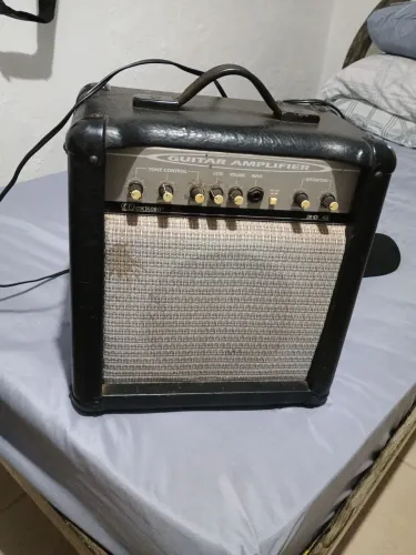 Cubo amplificador de guitarra