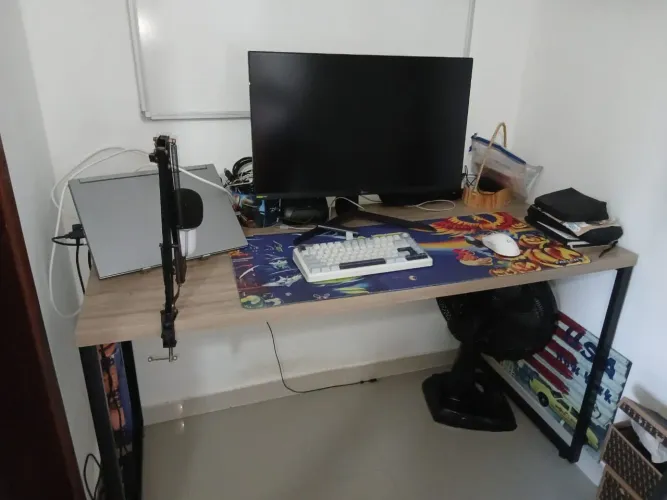 Mesa Estilo Industrial com Tampo Amadeirado e Pés em Metal Preto | Gamer / Home Office