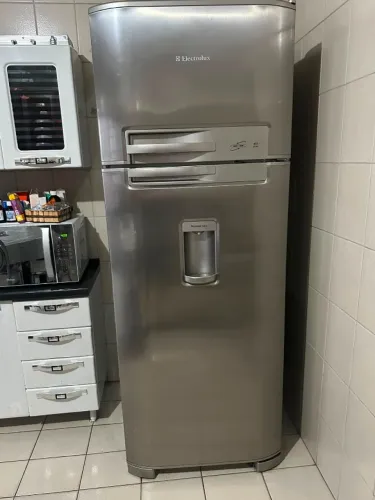 Geladeira Electrolux Frost Free Inox com Dispenser de Água