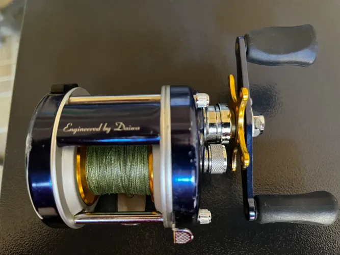 "Carretilha Perfil Alto Daiwa Millionaire Classic Pro