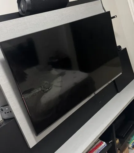 ?TV Samsung 55? BE55T-HB com tela quebrada. Liga normalmente. Venda para retirada de peças