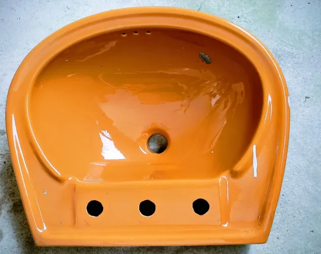 Pias e vaso sanitário.