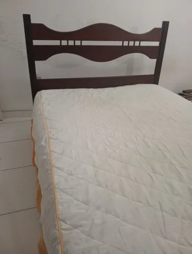 Cama em Madeira com colchão !!