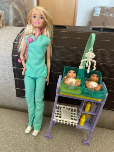 Barbie Médica com bebês/ completo
