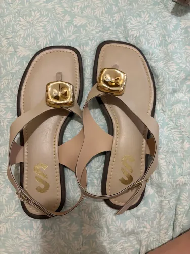 Rasteirinha nude com detalhe dourado