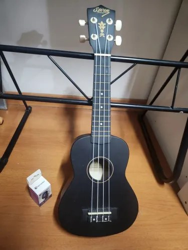 Ukulele Seven Semi-novo com capa e afinador