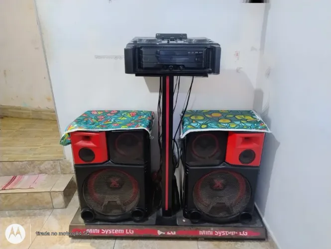 Vende-se som profissional  mini system LG , alto falantes 18 polegada  e 5000Rms