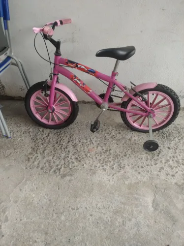 Uma bicicleta de criança 