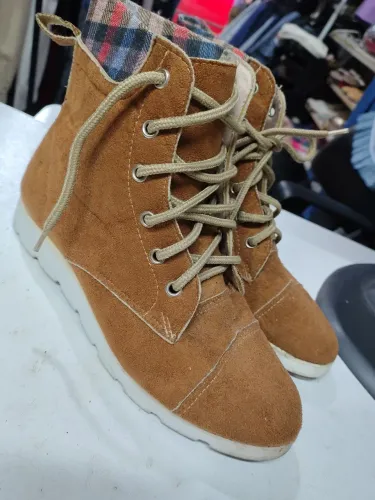 Bota de camurça cano baixo cor mel seminova n36