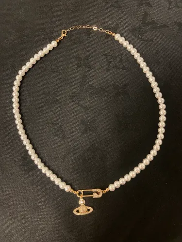 Colar de esferas estilo pérolas com detalhes dourados inspiração vivienne westwood