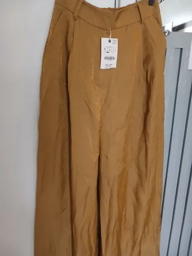 Calça Zara nova.