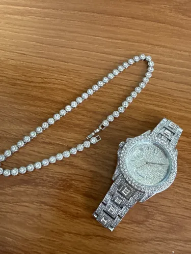 VENDE-SE CONJUNTO DE ACESSÓRIOS CRAVEJADOS ( RELÓGIO E COLAR )