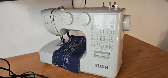 Máquina de costura Elgin.