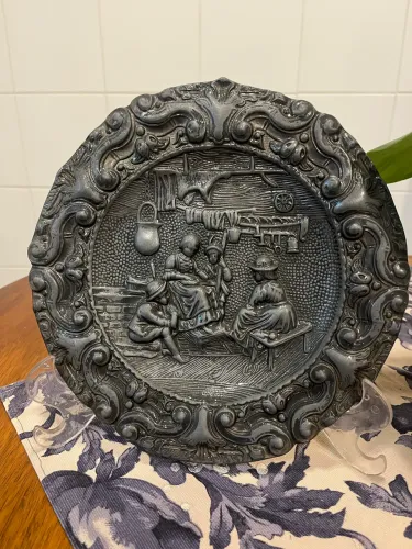 Prato de parede, prata pesada, com imagem campestre.