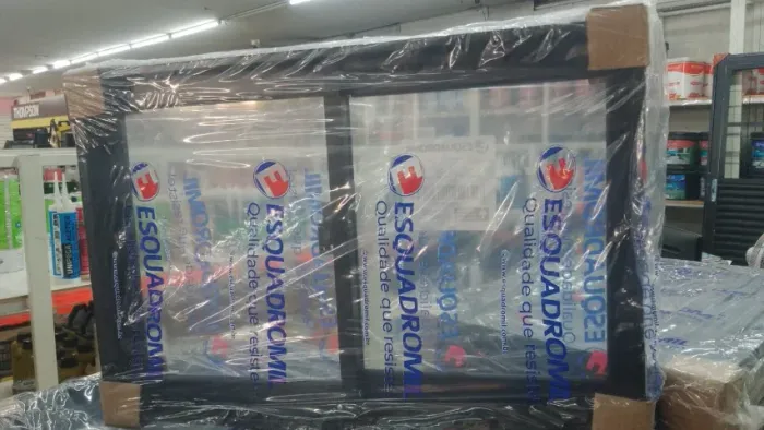 Basculante de alumínio preta 40x60 com vidro a vista R$249,90