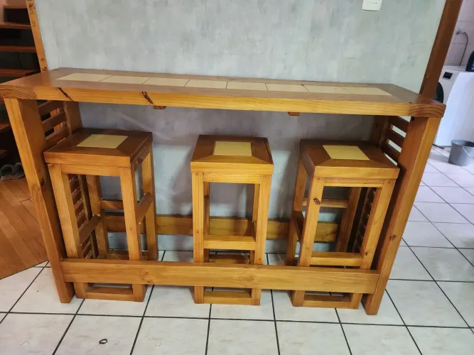 Conjunto Bancada / Mesa Alta de Madeira com 3 Banquetas
