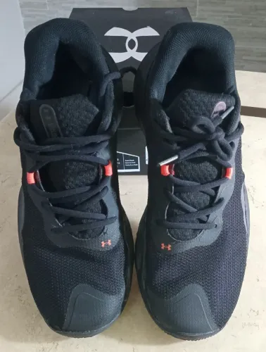 Tênis Under Armour Buzzer 2 Preto Desapego com marcas de uso tam 41 para basquete