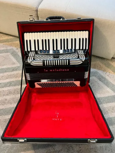 Acordeon 120 baixos muito bem conservado