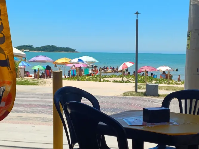 Prédio frent ao mar APT no 2° and com Ar/ Tela de proteção / Wi-Fi/ Elevador . Piuma E.S