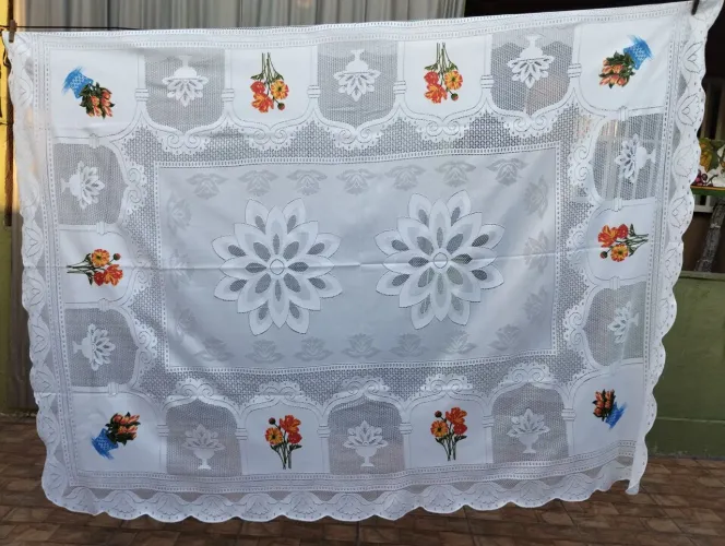 Toalha de Renda Retangular Branca com Pintura, Nunca Usada