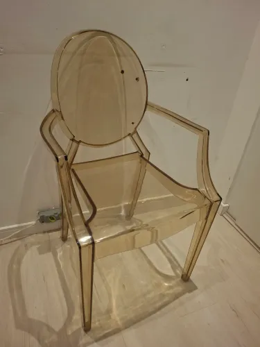 Cadeira de Acrílico.