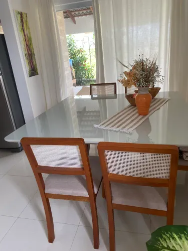 Mesa quadrada e cadeiras 