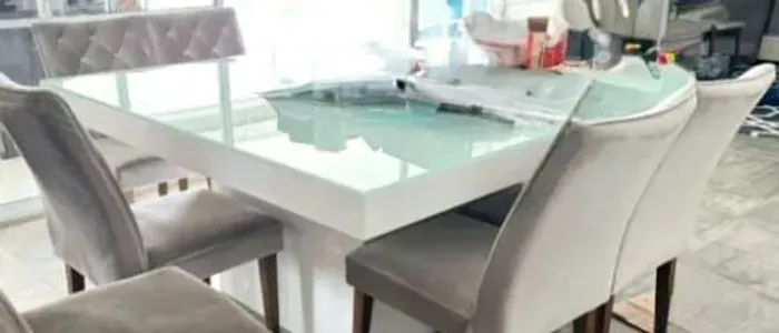 Conjunto de mesa de madeira maciça com 8 cadeiras e aparador