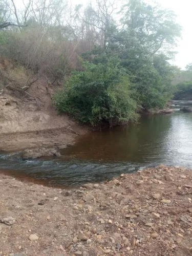 Vendo esta chácara com com acesso a dois rios passando dentro da terra