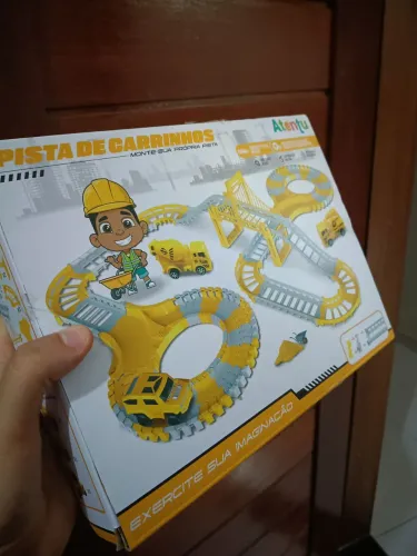 Pista de carrinho anda sozinho presente para crianças
