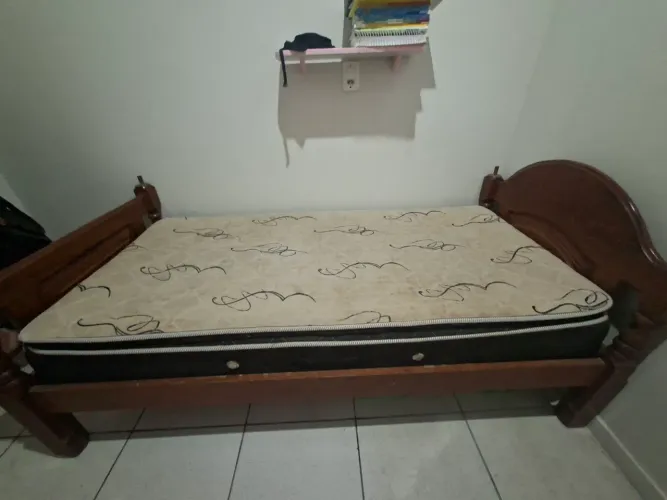 Cama de solteiro de madeira