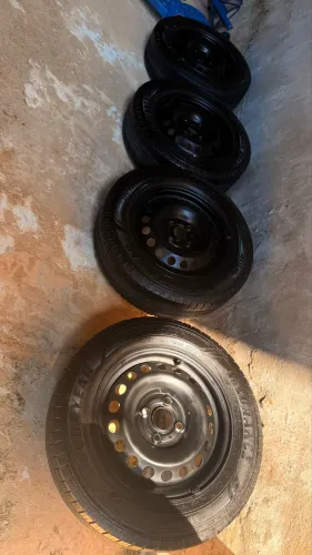 Vendo rodas com pneus semi novos