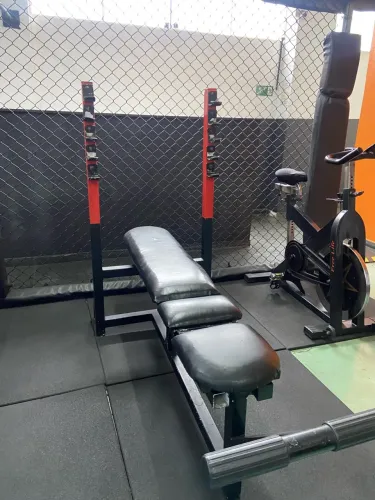 Banco de supino regulável com suporte de barra integrado