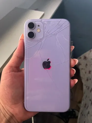 Vende-se iPhone 11 semi novo acompanha carregador .
