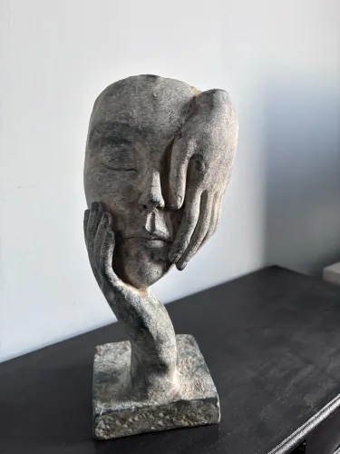 Escultura Decorativa Rosto com Mãos em Cerâmica - 30,5 cm