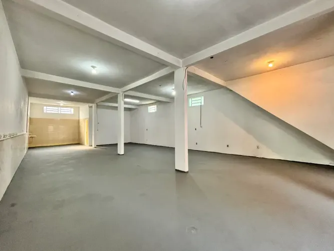 Ponto Comercial 140m2 na RAIZ - entre Av Tefé e Silves - Possui Escritório