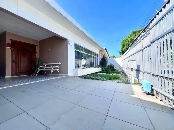 Casa de 5 quartos e 324 m² por R$ 1.800.000 - São Francisco