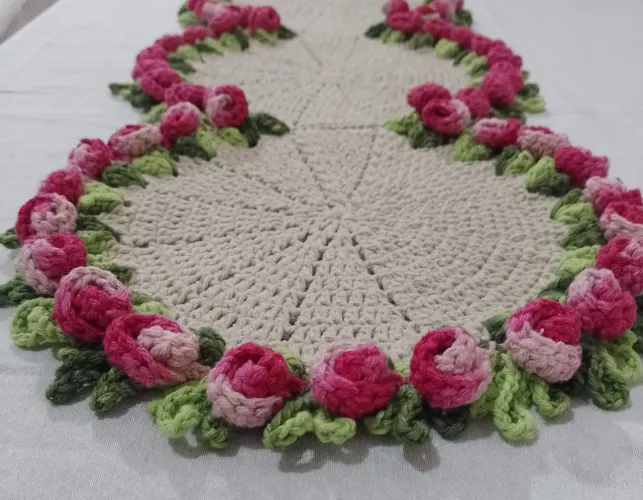 Trilho de mesa de crochê botões de rosa