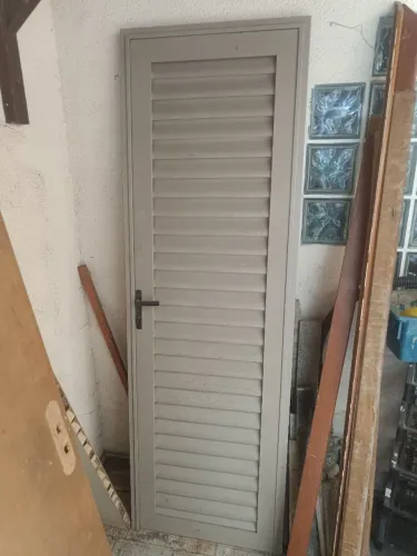 Porta de Alumínio com Acabamento Premium