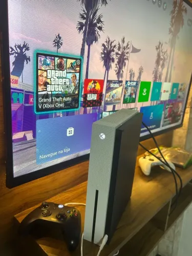 XBOX ONE 500GB em excelente estado - 2 controles (o do series está com drift) 