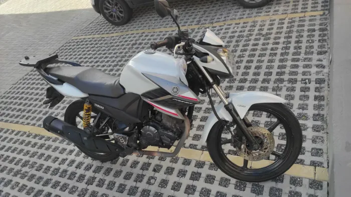 Yamaha Fazer 150cc, ano 2018 + baú Givi e acessórios