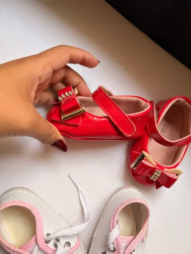 Roupa e sapato de bebê menina 